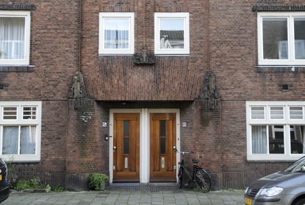 909254 Gezicht op de voordeuren en het beeldhouwwerk van Hildo Krop aan de huizen Jan van Scorelstraat 120 en 122 te Utrecht.